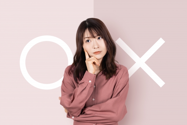 どちらが良いか考える女性