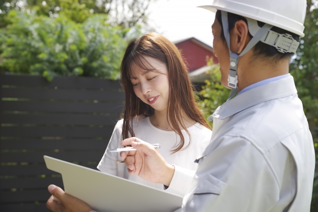 女性顧客と話す作業員