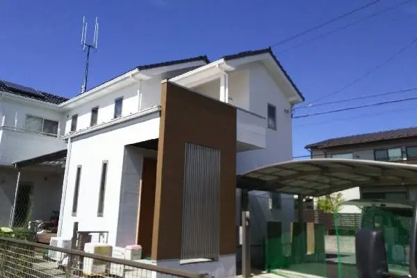 白い外壁の戸建て住宅