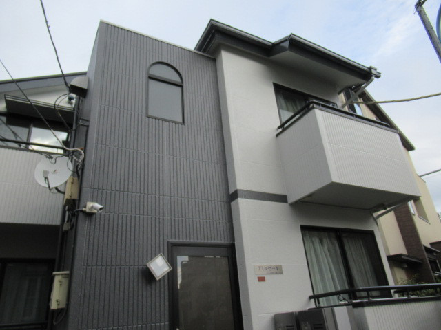 黒い外壁の戸建て住宅