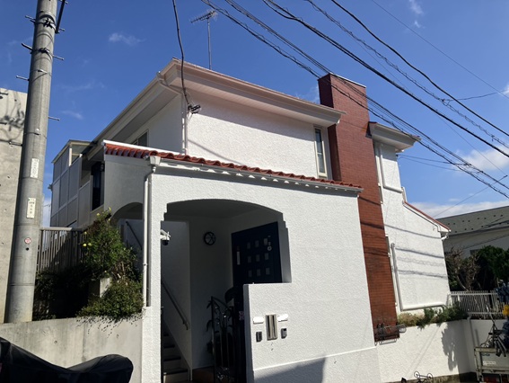 白い外壁の戸建て住宅