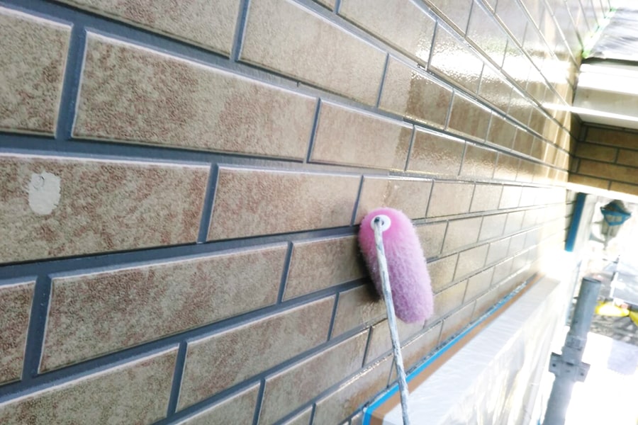 外壁塗装をしている手元