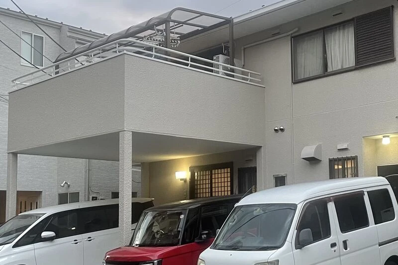 グレーの外壁の戸建て住宅外観