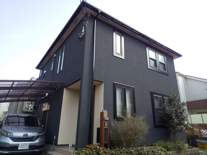 黒い外壁の戸建て住宅